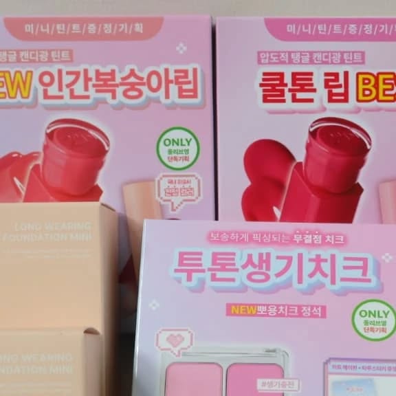柔琳 on Instagram: "#광고

올리브영에서 만난 2aN(투에이엔) 러브버블 컬렉션으로 여름휴가 화장 걱정 끝❤️

 실제 사용 후기

틴트는 컬러가 너무 예쁘고 발림성도 부드러웠어요
무엇보다도 촉촉하면서 오래 지속돼서 데일리템으로 딱!
팔레트와 치크는 쿨톤 분들이 정말 좋아할 색감들이 가득하고, 하이라이터는 은은한 광이 올라와서 피부가 환해보여요

롱웨어링 파운데이션 미니는 파우치에 쏙 들어가는 사이즈라 휴대하기 좋고, 얇게 발리면서도 커버력이 좋아 무너짐이 적었어요❤️

구매 팁!

러브버블 컬렉션은 매주 금요일마다 재입고 예정이라, 원하는 제품이 있다면 그날을 노려서 방문하는 걸 추천해요.
이번에 저는 전 제품을 올리브영 오프라인에서만 구입했어요!

이번 여름, 러브버블 컬렉션으로 화사하고 러블리하게 준비해보세요🌸

#올영픽 #올리브영추천템 #올영필수템 #러브버블컬렉션 #롱웨어링파운데이션미니 #컬러플레이듀얼라이너"