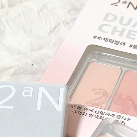 @snowow_u_ on Instagram: "#광고

🔖투에이엔 신제품

요즘 날씨도 포근해지고, 메이크업에도 봄바람을
살짝 넣고 싶어서 투에이엔 듀얼치크 신제품을 써봤어요
이번에 나온 스프링 로망스 컬렉션이 너무 예뻐서 안 쓸 수가 없더라고요
​
투에이엔 듀얼 치크는 2컬러 구성이라 메이크업 초보자도
그라데이션을 쉽게 할 수 있다는 점이 마음에 들어요
​
블러셔 하나만 잘 발라도 사랑스러운 분위기를
바로 연출할 수 있어요🌸

.

#협찬 #투에이엔#블루밍가든#올영추천#봄웜#봄웜라#듀얼치크#하이라이터"