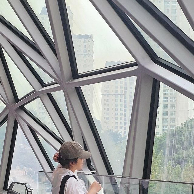 별담은달 on Instagram: "#광고 ʜᴀᴘᴘʏ ᴅᴀʏ 편안한 주말룩에는 호보백이 딱이죠 요즘 휴일마다 들고 다니는 지니스 트레져 나일론 호보백은 어깨끈이 넓고 가벼워서 짐을 한가득 넣어도