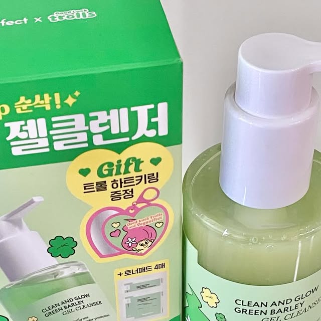 묘영 on Instagram: "#협찬 @veganifect_official 
💚비건이펙트 청보리 젤 클렌저💚

요즘 피부가 예민하고 거칠어져서 클렌저에 더 신경을 쓰게되더라고요
세안 하나만으로 피지 조절, 요철 케어, 보습 관리까지 동시에 가능하고
특히 청보리 성분이 들어가 있어서 피부 진정에 도움이 되고
과잉 피지 생성을 억제해줘서 민감성이나 지성 피부에게 찰떡이에요
히알루론산보다 수분 저장력이 20%나 높아서 보습력이 뛰어나기 때문에
수부지, 건성, 지성 등 피부 타입 상관없이 누구에게나 추천합니다✨

올리브영 단독 구성 혜택으로 트롤 하트키링 및 토너패드 증정 중이에요🫶🏻

#올리브영클렌저 #올리브영추천템 #젤클렌저 #민감성피부추천 #지성피부추천 
#수부지피부추천 #1등젤클렌저 #올리브영클렌저추천 #약산성클렌저 #비건이펙트젤클렌저
#민감성추천 #각질 #피지 #블랙헤드 #저자극 #스킨케어 #클렌징 #클렌저"