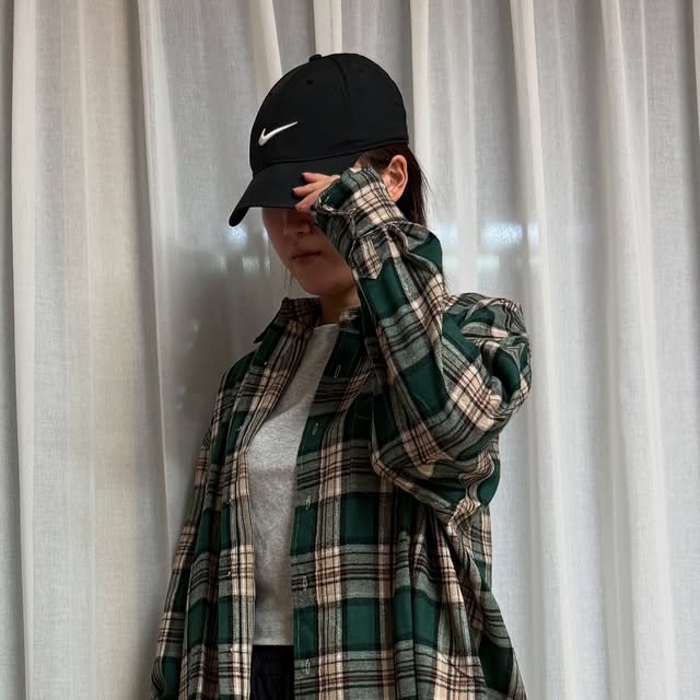 온더테이블 on Instagram: "#협찬 오늘의 온더테이블입니다🍽️💛

@standarderror_official/

요즘 날씨에 딱 어울리는 오버핏 체크 셔츠 찾다가 발견한 💚87-STAN074 빈티지 팜트리 셔츠!
그린색상이라 자칫 촌스러울까 걱정했는데, 빈티지한 톤 덕분에 전혀 촌스럽지 않고 오히려 힙한 느낌이에요! 😎
소재도 톡톡해서 가을까지 쭉 입기 좋고, 안에 반팔+셔츠 오픈룩으로 코디하면 진짜 감성 폭발🔥

오버핏이라 체형 커버도 잘 되고, 소매 디테일도 귀여워요.
요즘은 슬랙스나 조거팬츠랑도 찰떡궁합이라 진짜 자주 손이 가네요.
특히 야외 나갈 때 사진 찍으면 📸 그린 컬러가 자연광에 예쁘게 살아서 인생샷 건졌어요!

✔️ 가격대비 퀄리티 굿!
✔️ 빈티지 컬러 조합 만족
✔️ 가볍고 구김 적어 관리도 쉬움

👉 스트릿 감성 + 빈티지 무드 좋아하신다면 꼭 추천드립니다

#스탠다드에러  #STANDARDERROR #남여공용셔츠 #셔츠 #셔츠추천 #긴팔셔츠 #오버핏 #체크셔츠 #간절기셔츠 #Shirt  #CheckShirt  #Long-Sleeved Check Shirt #빈티지셔츠 #패키지 #1+1패키지"