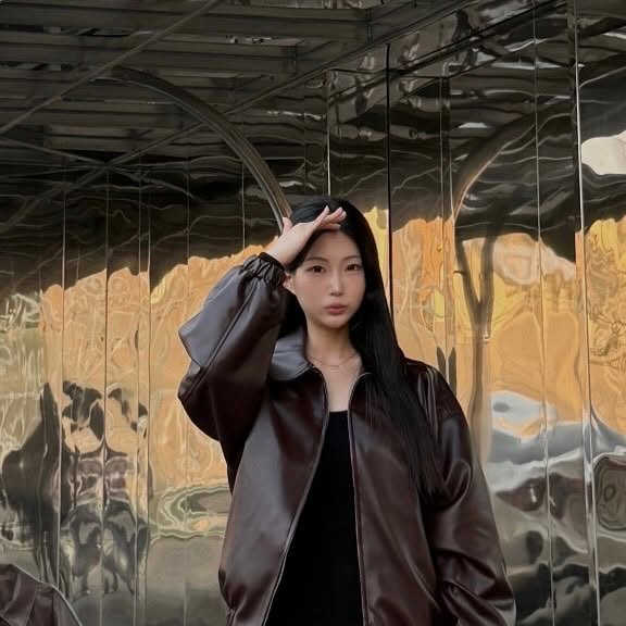 규림🫧 on Instagram: "#광고#비바브라운#VIVABROWN#FASHION#OOTD#KNITWEAR#스트라이프#레더자켓#빈티지자켓#오버핏

올 가을 아우터는 이걸로 끝🖤
여유로운 박시한 오버핏 실루엣이라 체형 커버 다되고
단정한 카라 때매 빈티지하면서도 세련된 디자인이라 증말 체고..🫶🏻
부드러운 광택감이 있어서 실제로 보면 훨씬 고급스럽슴다ㅏ 
투웨이 지퍼라 코디할 때 활용도도 높더라🤭
가볍게 아무대나 걸쳐도 꾸안꾸 그 자체세여..ㅠ
올 가을 이거만 입고 다닐 예정임.🫧🤍

제품: 비바브라운 - 유틸리티 빈티지 오버핏 레더자켓 브라운컬러"