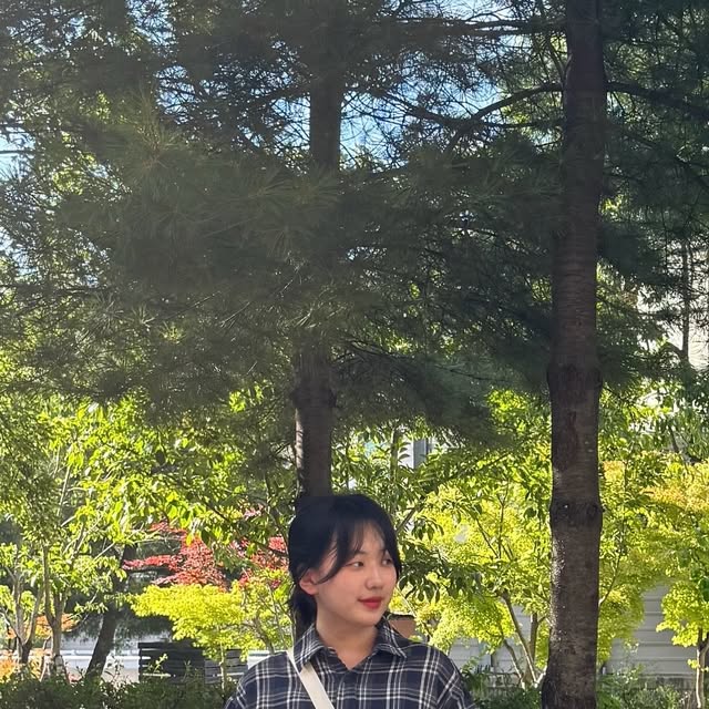 민나 on Instagram: "#광고 #협찬 @standarderror_official 👒🍀

오버핏이 매력적인 스탠다드 에러의 반팔 체크 셔츠를 소개합니다🤍 M 사이즈를 착용했는데 전반적으로 넉넉한 품과 자연스럽게 떨어지는 핏이라 여자 분들은 여리핏 가능합니다✨

그리고 네이비 색상이다 보니 하의 종류에 따라 야무지게 코디를 할 수 있다는 사실,,🤤

#스탠다드에러  #STANDARDERROR #남여공용셔츠 #셔츠 #셔츠추천 #반팔셔츠 #오버핏 #체크셔츠 #여름셔츠 #Shirt  #CheckShirt  #Short-Sleeved Check Shirt"