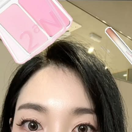 ᴴᴼᴺᴱᵞᴮᵁᴺᴺᵞ on Instagram: "#광고

투에이엔 러브버블 컬렉션🫧💖

메이크업 제품들 예쁘기로 유명한,
나의 최애 브랜드 투에이엔(2aN)😣🩷
이번에 신상 소식 듣자마자 바로 달려갔어요!

이번 <러브 버블 컬렉션>은 진짜 이름처럼 ‘톡톡 튀고 러블리한 버블감성’을 가득 담은 라인업이라 소장 욕구 제대로 자극🔥

👉 올여름, 2aN과 함께 사랑스러운 버블 메이크업 완성해보세요! ✨

💎 롱 웨어링 파운데이션
19호 페일베이지: 피부에 은은하게 빛나는 맑은 베이스! 붉은기 잡아주면서도 자연스럽게 화사한 톤업이 가능했어요.
20호 복숭아 (올리브영 단독 컬러): 이름처럼 은근히 피치빛이 돌아서 생기 있어 보이고, 올영 단독이라 더 소장가치 있어요 🍑

🎀 듀얼치크 16 핑크텐션
보송한 소프트 핑크 + 생기 가득 핫핑크 조합. 단독으로 써도 예쁘고 블렌딩하면 얼굴이 확 살아나는 느낌💕

👀 컬러 플레이 듀얼라이너
03 타로버니: 은은한 라벤더빛으로 청순한 포인트 연출 ✨
04 로지캔디: 말 그대로 로맨틱한 로즈 핑크, 데일리로 강추!
05 팝핑베리: 쨍한 베리 컬러로 눈가에 발랐을 때 포인트 확실, 여름 메이크업에 찰떡🍓

💋 글레이즈 바운싱 틴트
15 피치버블: 맑고 투명한 피치빛, 물먹은 듯 탱글하게 표현돼서 데일리 립으로 딱!
16 슈가버블: 달콤한 딸기우유 느낌의 핑크 MLBB, 러블리 끝판왕💗

#올영픽#올리브영추천템#올영필수템#러브버블컬렉션#롱웨어링파운데이션미니#컬러플레이듀얼라이너"