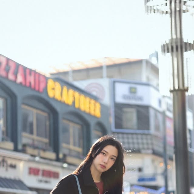 송아 on Instagram: "#협찬

낮에는 덥고 밤에는 추워서 뭘 입어야 할지 고민인 요즘 날씨에 딱인 [아이러니포르노 스웨이드 자켓]

부드러운 소재에 깔끔하게 떨어지는 핏이라 요즘 더 손이 많이 가는 옷☺️🫶"