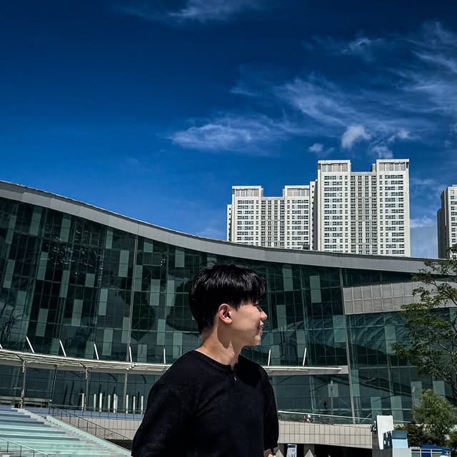 조성진 on Instagram: "#광고 쨍한 햇살 아래, 무심한 듯 툭 걸쳤을 뿐인데 기분이 좋아졌던 니트✨

아이러니포르노 화이트라인(@1rony9orno_official) / 베이직 원버튼 라운드 반팔 니트

▪️ 바람이 스며드는 듯한 니트 짜임 덕분에 덥지 않고 편하게 입을 수 있었어요🌿

▪️ 바디라인을 따라 자연스럽게 흐르는 실루엣이 깔끔하면서도 여유롭게 느껴졌고요

▪️ 단추 디테일이 심심할 틈 없이 은근한 포인트가 되어줬던 것 같아요😌

올블랙 코디에 힘을 빼고 싶을 때, 요 니트 하나면 충분했어요🖤

#광고 #IRONYPORNOWHITELINE #IRONYPORNO #아이러니포르노 #아이러니포르노화이트라인 #반팔니트 #여름니트 #니트코디 #여름니트추천 #KNIT"