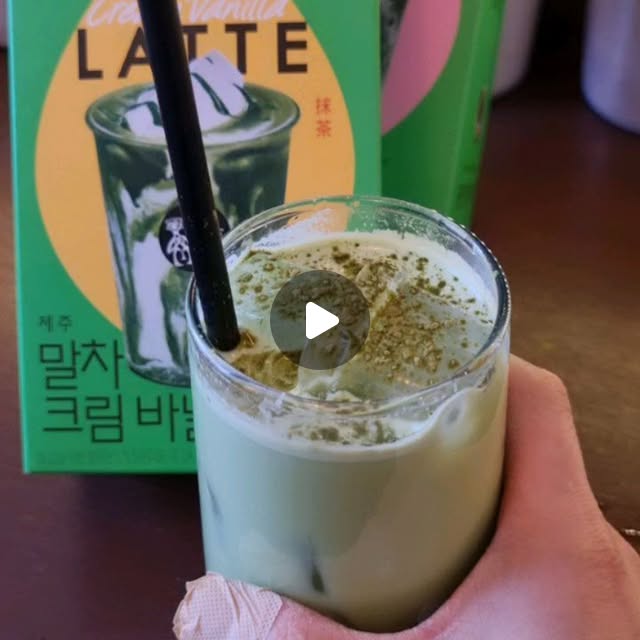 생활정보당 on Instagram: "#광고

쟈뎅 말차라떼 시리즈!

평소 말차 좋아해서 기대했는데, 집에서 간편하게 즐기기 딱 좋은 제품!

제주산 말차를 사용해서 그런지
부드러우면서 쌉싸름한 말차 풍미가
인공적이지 않고 깔끔하다.

말차바닐라라떼는 달콤한 바닐라 향이 말차의 쓴맛을
부드럽게 잡아줘서 디저트처럼 마시기 좋았고,
말차딸기라떼는 상큼한 딸기 맛이 더해져
색다른 조합인데도 의외로 잘 어울렸어요.

우유만 있으면 카페 퀄리티 완성이라 재구매 의사 있음!

#쟈뎅 #말차라떼 #말차바닐라라떼 #말차딸기라떼"
