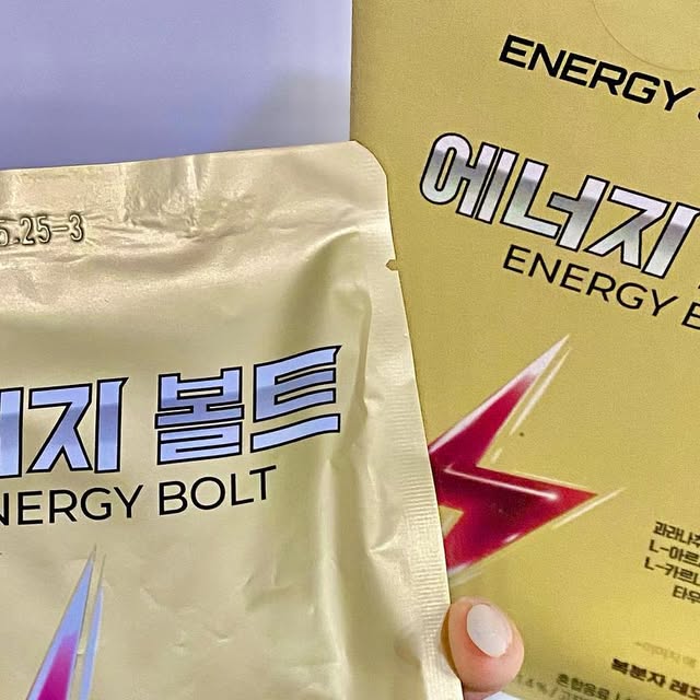 묘영 on Instagram: "#광고 #협찬 @energyshop_official 
[에너지샵]
지친 나를 위한 급속 에너지 충전, 에너지볼트⚡️

에너지볼트는 운동 전에 꼭 필요한 성분들을 조합하여 운동 효과를 높이고
꼭 운동할 때가 아니어도 지치고 피곤한 날 편하게 섭취 가능해요

✔️L-카르니틴 1000mg 최대함량의 에너지 부스터
✔️고함량으로 함유된 ’아르기닌(1500mg)+타우린(1000mg)+L-카르니틴(1000mg)+과라나 카페인(150mg)‘의 강력한 AlI-in-One 조합
+복분자&레몬 농축액+마카 분말+레드비트 분말+비타민 C+비타민 B 복합물
✔️천연 복분자&레몬을 담고, 1포당 ’당을 2g만‘ 함유
클린 A ll-in-One 에너지

⚡️주원료:
🧆과라나 카페인 150mg
🦪L-아르기닌 1500mg
🔥L-카르니틴 1000mg(국내 에너지 음료중 최대 함량!)
🦑타우린 1000mg
🍒복분자 농축액
🍋레몬농축액

⚡️부원료:
🍊비타민 C
💊비타민 B 복합군
🩸레드비트 분말
🧄마카 분말

복분자 농축액과 레몬 농축액이 함유되어 있어
복분자 레몬에이드 맛으로 맛있고 간편하게 먹을 수 있어요:)

#에너지볼트 #에너지샵 #에너지음료 #운동전부스터 #아르기닌 #타우린 #카르니틴 #과라나카페인 #에너지충전"