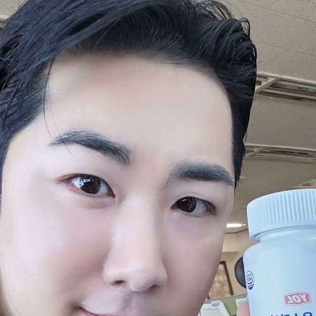 최보석 on Instagram: "#광고
.
.
.
#유스카이 프리미엄 집중력 강화 🤓 💡 
불안 감소 영양제 💊 🍓 🫐

마음 ❤️ 과 뇌 🧠 휴식을 ,
자연에서 온 데일리 밸런스 케어 🥰

전연령,학생,어린이 섭취 가능 👌 

ADHD 혹은 집중력 강화가 필요한 경우 / 
불안할 때 안정을 주는 등 효과 있는 영양제 ‼️

세로토닌 활성 & 자기 긍정감 동시 케어 👏🏻

✔️ 식약처 인정 기능성 원료 테아닌100mg 함유 🍀 
✔️ 집중력·주의력 향상 - SCIE급 임상 보유 브레인베리 🍓 
✔️ 행복 호르몬 밸런스 지원 - 세인트존스워트(5-HTP) 💯 
✔️ 학습 능력·기억력 개선 - 노루궁뎅이추출물 🍃 🌿 

맛도 딸기 맛 처럼 상큼하고 블루베리 향 맛이라 🫐
맛있고 요즘 일하거나, 집중 안될때
간식처럼 먹고있는데 너무 좋네요 😆 👍🏻 

남녀노소 청소년 들도 먹을수있기에
공부 📖 하시는 분들이나, 자녀분께 
선물 추천드립니다 🤗 📚 🎁 

구매링크
https://m.yol.kr/product/detail.html?product_no=11

#집중력강화 #영양제추천 #ADHD영양제 #불안완화
#기억력개선 #스트레스완화 #yol
#건강스타그램 #협찬 #현찬문의
#광고협찬 #광고문의 #제품제공"