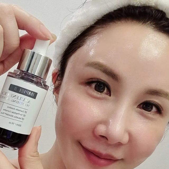 노혜원 on Instagram: "🌈3년 전, 뷰티모델 시절 <아줄렌> 성분을 소개하는 영상 촬영을 한 적이 있는데요..

✔️천연 보라색 성분이라 더 특별했고..
✔️다소 생소한 성분이다보니 더욱 열심히 연구했었는데...

그때 그 <아줄렌>이 이제는 진정효과의 최강자로 자리매김하며~~~~ 

🌈임피엘에서 최고의 조합으로 업그레이드된 만능 앰플로 만들었어요^^

✔️시카, 병풀 추출물이 함유되어 피부진정, 보습에 최고!!!

✔️요즘같이 더운 날씨에, 속피지와 속건조로 이중고를 겪고 계신 분들께 강추해요.

✔️저, 요즘 나이들어서 긍가...이 여름에도 얼굴이 당겼거든요ㅜㅜ

🌈건강한 피부장벽을 위해 순한 성분만 쓰고 있는데...

아줄렌 앰플, 정말 순하고 촉촉해요.

✔️비건인증제품이라서 민감한 피부에도 딱이에요.

✔️화학적, 물리적 자극으로 인해 오톨도톨해진 요철 피부가 아주 매끈해짐을 느끼실거에요.

✔️피부가 매끈해지니 메이크업이 필요없어요~~~~
썬크림만 살짝 발라도 예쁜 피부가 되네요.

🌈아줄렌 앰플, 진짜 최고에요~

#광고#임피엘#impiel#임피엘앰플#임피엘아줄렌앰플#임피엘시카앰플#여드름앰플추천#트러블앰플추천#속트러블앰플#임피엘여드름#임피엘트러블#임피엘여드름앰플#진정앰플#속건조#속피지#시카앰플추천"