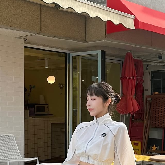 수콩 on Instagram: "#광고 하루 한 포로 가벼워지기🏃🏻‍♀️  ̳ ̳ ̳  ͙ 
혈당스파이크,지방 대사 관리해주는 사과초모식초🍎 애사비 좋고 유명한건 다 아는데 이왕 먹는거 약사와 한의사가 직접 개발한 브로멜라인에 자연 유래성분만 담은 매리브로로 정착할래요ღ  상큼한 파인애플 맛이라 그냥 털어먹어도 맛있고 요거트랑도 잘어울리쟈나 ..🍍 
소화,순환,붓기까지 개선해줘서 매일 날아다니는 중 ∿💛ᵎ 

✔️미국 FDA GRAS 인증 완료
✔️EFSA 추천, SCI급 논문 입증 브로멜라인
✔️GMO-FREE 100% 자연 유래 성분

#MERRIBRO #매리브로 #매리브로애사비 #애사비브로멜라인 #붓기관리 #몸매관리 #다이어트 #홈트"