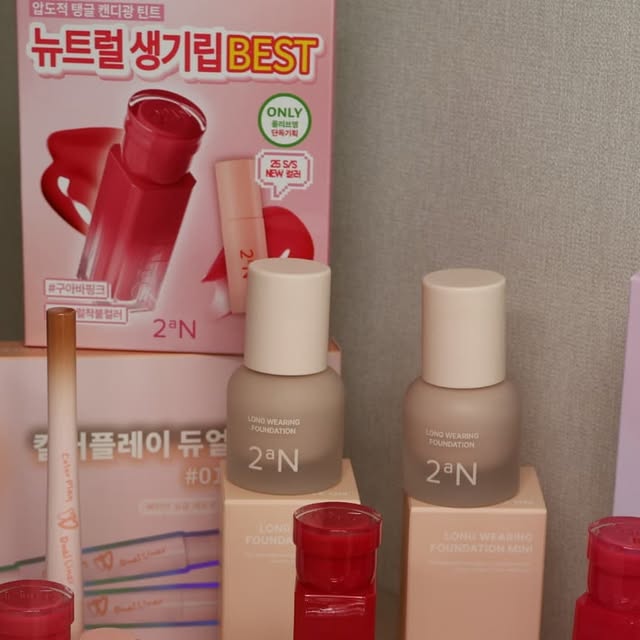 yejjang on Instagram: "#광고 투에이엔 올영픽 추천템! 💖✨ 요즘 내 파우치 속 필수템들, 완전 자랑하고 싶어! 😍

롱 웨어링 파운데이션 미니 사이즈
4가지 컬러로 나와서 선택의 폭이 넓어! 특히 #20 복숭아 컬러는 아기 피부를 완성해줘서 너무 좋아. 세미매트 제형이라서 피부에 착 붙는 느낌! 게다가 미니 사이즈라서 파우치에 쏙 들어가서 언제 어디서나 간편하게 사용할 수 있어. 진짜 너무 귀여워서 매일 들고 다니고 싶어! 🎒💕

퓨어 글래시 하이라이터!
 모공이나 요철 부각 없이 맑은 오로라광을 만들어줘. 슈가 베일은 아이보리빛 설탕광이 모든 피부톤에 잘 어울려서 누구나 사용 가능해. 이걸 발라주면 얼굴이 맑게 환해짐 ! ✨

듀얼치크! 미세 블러 파우더로 자연스럽고 맑은 볼터치를 만들어줘. 이렇게 예쁜 볼터치가 가능하다니, 자연스럽게 혈색을 더해주고, 너무 과하지 않아서 데일리로 사용하기 딱 !

컬러 플레이 듀얼라이너
애굣살 펄라이너와 음영라이너가 함께 들어있어서 부드럽게 그려지고 오래 지속돼. 펄 날림 없이 고르게 발리니까, 아침에 바르고 나가면 하루 종일 예쁜 눈매 유지 가능! 👁️💖

글레이즈 바운싱 틴트! 올리브영 단독 기획 세트로 미니 증정까지! 멘톨 성분 덕분에 플럼핑 효과는 물론이고, 쫀쫀한 제형으로 탱글탱글한 입술 연출 가능해. 시간이 지나도 광이 그대로 유지되는 틴트라니, 이건 진짜 필수템! 💋💕

#올영픽 #올리브영추천템 #올영필수템 #러브버블컬렉션 #롱웨어링파운데이션미니 #컬러플레이듀얼라이너 #투에이엔  #글레이즈바운싱틴트 #메이크업 #뷰티 #올리브영 #데일리메이크업 #아기피부 #광나는피부 #화장품추천"