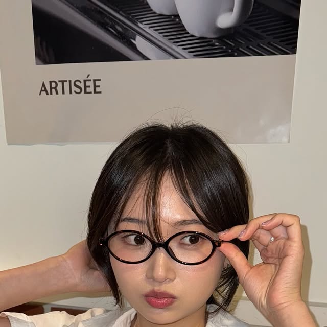 mini ootd on Instagram: "#협찬 @momentus_eyewear 

모먼트어스에서 귀여운 안경 선물 받았어요〰️
호피 무늬에 요즘 딱 유행하는 디자인이라
가을 코디에 포인트 주기 최고🧡

데일리로도 가볍게 매치하기 좋아서
악세사리처럼 추천하는 아이템✨!!

🏷️ 옷 정보
안경: @momentus_eyewear 
가방: @miulin_official
상의: @98.c_project 

#모먼트어스 #아이웨어 #호피안경 #가을악세사리 #데일리안경 #안경추천 #패션소품 #ootd #韓国ファッション #コーデ #안경 #미우미우 #미우미우안경"