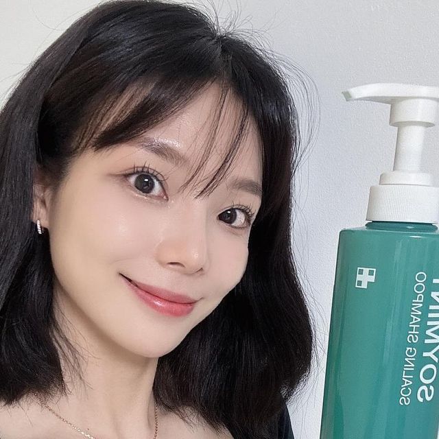 tina on Instagram: "[광고] @medicube_korea 소이민트 스케일링 샴푸 가글샴푸라는 애칭이 붙어있는 소이민트 샴푸 메디큐브에서 “지루성두피”들을 위한 쿨링샴푸를 만들어주셨어요‼️‼️ 비듬
