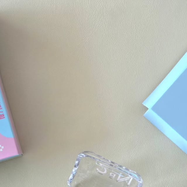 miso_vv on Instagram: "#협찬

지금 가장 귀엽고, 가장 달콤한 조합을 찾는다면?

🩷 투에이엔 러브 버블 컬렉션 🍬 

말랑말랑 톤온톤 컬러에
탱글한 텍스처까지 맘에 쏙 들어요

✨ 글레이즈 바운싱 틴트

15피치버블 복숭아에 슈가 한 스푼🍑
16슈가버블 청순 + 러블리 = 정답💘

(틴트인데 탱글탱글 촉촉한 마무리감 👍)

✨ 배러 미 아이 팔레트

16버블캔디 핑크계의 귀여움 끝판왕🍭
(펄감부터 매트까지 활용도 최강)

✨ 듀얼 치크
16핑크텐션 상큼 + 은은한 생기충전!
17버블하트 핑크빛 소녀 감성 그 자체🫶

(듀얼컬러와 질감 모두 똑똑조합✨)

✨ 퓨어 글래시 하이라이터
01 슈가 베일 🍬
물광 필터 씌운 듯 투명하게 반짝이는 광채💎

이번 #8월올영픽 중 제일 설렜던 컬렉션💓
투에이엔 러브버블, 이름도 컬러도 사용감도 다 귀여워서

데일리 메이크업 필수템으로 추천해용💄

#올영픽 #올리브영추천템 #올영필수템 #러브버블컬렉션 #투에이엔 #2aN #글레이즈바운싱틴트 #배러미아이팔레트 #듀얼치크 #퓨어글래시하이라이터 #롱웨어링파운데이션미니 #컬러플레이듀얼라이너 #올리브영신상 #신상리뷰 #틴트추천 #하이라이터맛집 #팔레트추천 #치크맛집"
