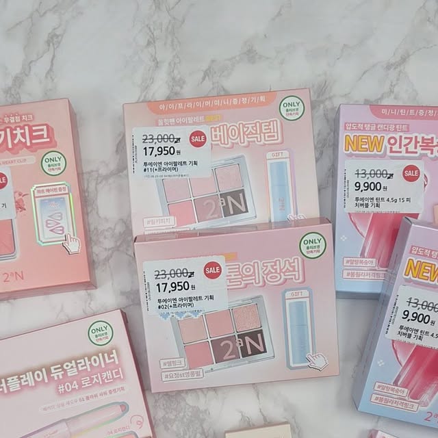멍꿀냥 on Instagram: "#광고

이번 올리브영 세일에서 꼭 득템해야 할 브랜드! ✨
바로 투에이엔(2aN) 입니다. 💄

컬러감 예쁘고 발색 좋은 제품들이 많은데,
8월 올영 세일 덕분에 
평소보다 훨씬 저렴하게 구매했어요. 👏

특히 롱 웨어링 파운데이션 미니는
작은 사이즈라 파우치에 쏙 들어가 
휴대성까지 완벽!

베리미 아이팔레트는 무드 있는 컬러들이라
데일리부터 포인트 메이크업까지 
요거 하나로 다 소화 가능할것같네요!

글레이즈 바운싱 틴트는 
입술에 촉촉하게 감기면서도
광택감이 진짜 예술이에요 ✨
특히 안쪽에는 좀더 붉은 컬러의 로즈문을 바르고
바깥쪽은 새로 나온 피치버블을 발랐더니
자연스럽게 컬러가 섞이더라고요~

듀얼치크로는 생기 업!
하이라이터까지 더해주면 
얼굴이 환~하게 빛나요.

올영세일에서 투에이엔으로 색조화장품 쇼핑 끝~

#올영픽 #올리브영추천템 #올영필수템 #러브버블컬렉션 #롱웨어링파운데이션미니 #컬러플레이듀얼라이너 #올영세일 #8월올영세일 #올영화장품"