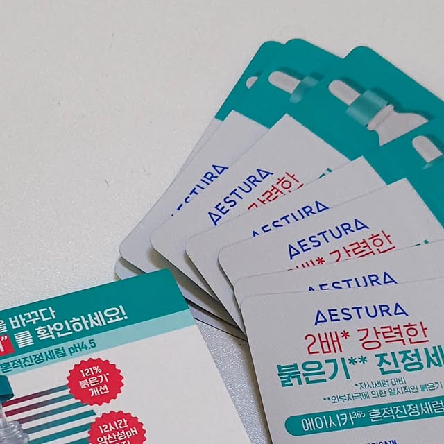 @woom.matzip on Instagram: "요즘 결혼 준비 스트레스에
생리기간까지 겹쳐서 피부가 아주 그냥 폭.발.했어요 😭

특히 볼과 턱쪽이 울긋불긋함이 심해지고
트러블도 쉽게 가라앉지도 않고, 흔적도 남아서 걱정이었어요!

그래서 에스트라 에이시카365 흔적진정세럼 pH4.5
샘플키트를 약 일주일간 써봤는데요
약산성 pH 4.5 + CICA + PHA 조합이라
피부를 자극 없이 순하게 진정시켜주는 느낌이 너무 좋았어요.

✔ 아침저녁 하루 2번 꾸준히
✔ 끈적임 없이 산뜻한 젤 제형
✔ 7일 체험 키트로도 피부결 변화 체감 가능! (찐후기)

저는 울긋불긋 붉은기가 올라온 자리에 집중적으로 발랐는데요
다음날 보면 확실히 피부가 덜 붉어지고 정돈된 느낌??
무엇보다 메이크업 전에 발라도 흡수력이 좋고 밀림이 없으니
예비신부템으로 강력 추천해요 💗

💡 민감피부는 일반 피부보다 pH가 높아져 있어서
3배나 더 붉어질 수 있다고 하네요..!
피부 pH 보호막이 무너짐 → 장벽 손상 → 외부 자극 침투 → 붉은기 발생!
그래서 약산성(pH4.5)으로 pH 밸런스를 유지하는 게 정말 중요하다고해요.
((샘플키트에 들어있는 리트머스 용지로 직접! 눈으로 확인가능해요))

중요한날을 앞두고 있는 예비쀼님들~~~

마침 4월동안 25%할인+증정품 기획을 하고 있다해요!
> 40mL 본품 1개 + 20mL 추가 증정 + 에이시카 크림 1mL 샘플 증정
에스트라 에이시카365 흔적진정세럼 pH4.5로 피부밸런스 맞춰보세요!👰‍♀️🤵

📍구매링크 : https://m.oliveyoung.co.kr/m/goods/getGoodsDetail.do?goodsNo=A000000222839

#pH4.5약산성시카세럼 #에이시카약산성세럼 #에스트라약산성세럼 #약산성시카세럼 #약산성붉은기진정세럼 #에이시카붉은기세럼 #올영진정세럼추천 #올리브영진정세럼 #에이시카흔적진정세럼 #에이시카세럼 #흔적진정세럼 #에이시카 #흔적세럼 #진정세럼 #에스트라 #민감피부 #진정 #흔적 #붉은기 #잡티"