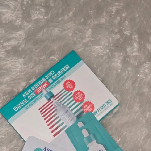 ɴᴀʜʏᴇᴏɴ  on Instagram: "#광고
몇달전 너무 민감해진 피부를 달래기 위해
피부관리실을 꾸준히 다니면서 추천 받았던 제품이 있어요

바로 #에스트라 #에이시카흔적진정세럼
민감해진 피부는 일반 피부보다 3배 붉어짐이 있는데요!
피부pH 보호막이 깨지고 장벽이 무너져서 붉어지기 때문이에요!

그래서 건강한 피부로 돌아가기 위해
 #pH4.5약산성시카세럼 을 꾸준히 사용해주면 붉은기가 많이 완화되는데 도움을 받을 수 있답니다!
*외부자극에 의한 일시적인 붉은기

실제로 3개월 정도 꾸준히 사용한 결과,
붉어졌던 피부가 많이 개선된 모습을 마지막 사진에서 확인할 수 있어요!

기존의 에이시카 흔적진정세럼이 완전히 리뉴얼 되어
일시적인 붉은기까지 잡아주어 진정 효과가 더 좋아졌는데요!
*외부자극에 의한 일시적인 붉은기

특히 바르자마자 은은하게 느껴지는 쿨링감과 수분감도 굉장히 기분 좋아요!

나날이 사용할 수록 체감하는 민감피부 진정효과
- 사용 직후 민감피부 열감케어 175% 개선
- 사용 3일 후 일시적인 붉은기 76% 개선
- 사용 7일 후 불균일한 피부톤 2.7% 개선
효과가 있다고 하니 안 써볼 수 없겠죠!

올리브영에서는 4월 한달동안 25% 할인 하여 구매할 수 있고, 40mL 본품 1개 + 20mL 추가 증정 + 에이시카 크림 1mL 샘플 증정된다고해요
 ⬇️구매링크
https://m.oliveyoung.co.kr/m/goods/getGoodsDetail.do?goodsNo=A000000222839

에이시카 흔적진정세럼이 궁금하신 분들은 
7일동안 사용할 수 있는 샘플링KIT를 사용해볼 수 있으니
신청해서 꼭 사용해보시고, 개선되는 피부장벽을 경험해보세요!

#에이시카약산성세럼 #에스트라약산성세럼 #약산성시카세럼 #약산성붉은기진정세럼 #에이시카붉은기세럼 #올영진정세럼추천 #올리브영진정세럼 #에이시카세럼 #흔적진정세럼 #에이시카 #흔적세럼 #진정세럼 #민감피부 #진정 #흔적 #붉은기 #잡티"