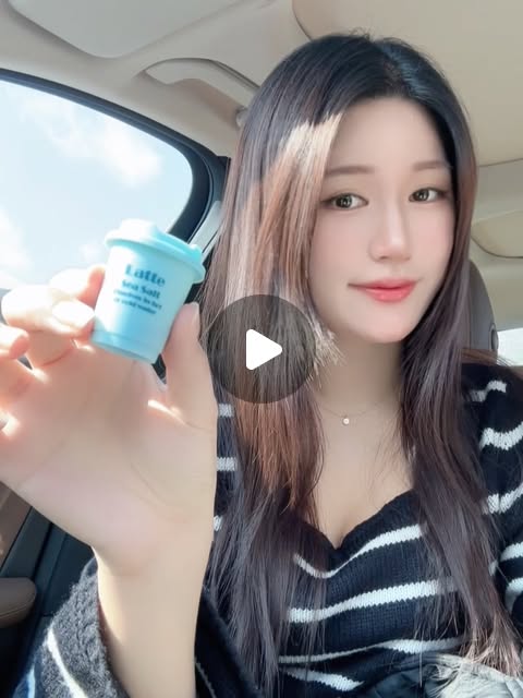 🤍ⓖⓞⓞ ⓖⓞⓞ🕊🤍 on Instagram: "#광고

요즘은 커피 한 잔도
맛, 향, 그리고 얼마나 간편한지가
참 중요하게 느껴지더라구요☕️
그래서 더 눈에 들어왔던
엔터나인커피(ENTER9)

그냥 간편한 커피가 아니라
SCA 스페셜티 커피협회
기준 80점 이상의 최상급 아라비카
원두를 사용했다는 점이었어요❣️
한 입 마셨을 때~
향이 가볍게 날아가는 느낌이
아니라 은은하면서도 깔끔하게 퍼지는
커피 향이 꽤 매력적이더라구요🤎

특히 특허받은 동결건조기술로
12시간 저온 추출 후, 40°C에서
38시간 동결건조 과정을 거쳐
커피 본연의 맛과 향을 더 잘
살렸다고 하더라구요.

그래서인지 찬물에도,
뜨거운 물에도 빠르고 깔끔하게
녹는 점이 정말 편했어요✨

개별 포장도 마음에 들었어요.
알루미늄 씰링으로 밀봉되어 있어서
외부 노출로 인한 변질 가능성을
낮췄다고 하고~
휴대하기도 간편해서 여행이나
캠핑 갈 때 챙기기 좋아 보였어요🏕️
패키지도 깔끔하고 예뻐서
가벼운 선물용으로도 추천🫶🏻✨

게다가 HACCP 인증을 받은
GMP 시설에서 제조되고~
Q-GRADER 팀 연구진이 원두별
최적의 로스팅을 구현했다고 하니
한 잔의 완성도를 더 신경 쓴 브랜드
라는 게 느껴졌어요😍❤️

엔터나인커피(ENTER9) ✨
🔗 https://naver.me/Fw7xfkMp

🏷️@enter9coffee 🌿
_
.
.
#엔터나인커피 #콜드브루 #홈카페 #캠핑커피"
