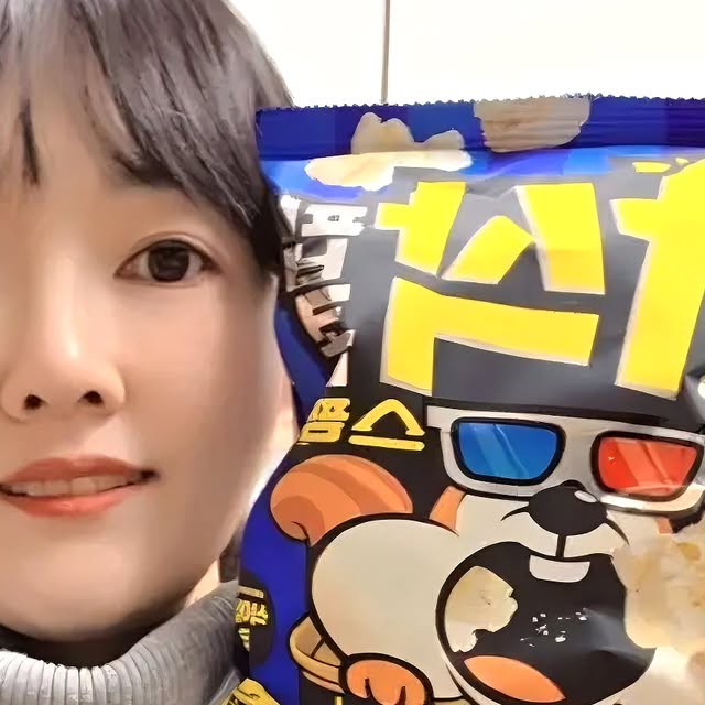 지아 on Instagram: "#광고 #팝콘

요즘처럼 추운 날씨에는 밖은 위험하잖아요 ㅎ
그래서 저는 따뜻한 집에서 넷플을 즐겨 보는데요~

오늘은 넷플 보면서 먹기 좋은 간식을 소개해드릴게요~!

바로 CJ제일제당에서 스팸, 백설 브랜드와 콜라보를 통해 출시한 팝콘 "CJ제일제당 바삭팝콘 스팸맛, 허브솔트맛"입니다.

✅ 스팸과 팝콘, 허브솔트와 팝콘의 완벽 조화
✅ 바삭바삭한 식감의 팝콘
✅ 한 봉지로 포만감을~!!
✅ 아이 간식부터 맥주 안주까지 호불호 NO!

아이들 공부하다가 간식으로 줘도 좋고, 사무실에서 입이 심심할 때, 맥주나 콜라 등 음료와 함께 먹기 좋아요.

짭쪼름한 스팸맛, 허브향과 삼삼한 맛의 허브솔트맛 모두 맛있어요~!
팝콘 좋아하시는 분들에게 추천해드려요~!

#CJ #신상 #스팸"