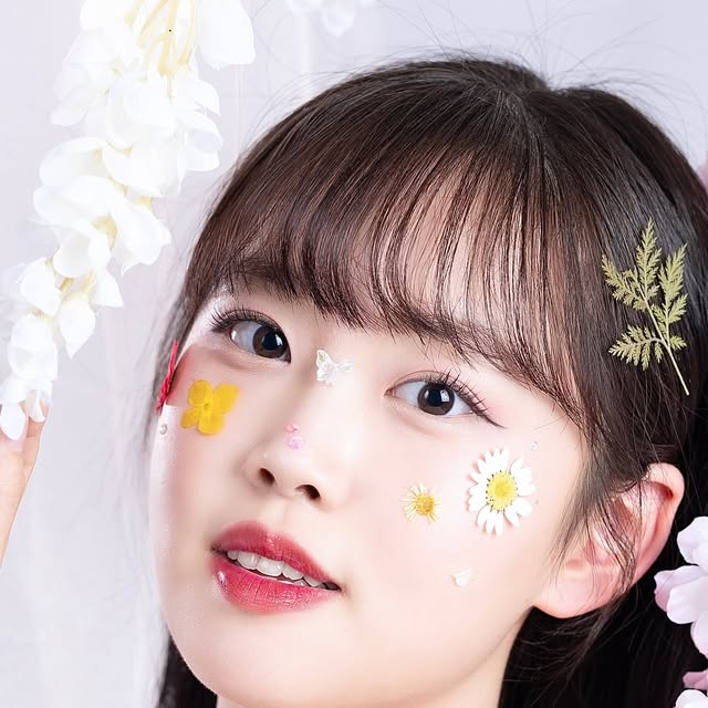 하은 HAEUN on Instagram: "오늘도 너무 예쁜 프로필 💐💗

📷 @jdcompany_studio 
🍀 @danceteam_soul 
.
.
.
#프로필 #프로필촬영 #프로필사진 #메이크업 #makeup #모델 #모델사진 #프로필스냅 #꽃 #flower #꽃프로필 #soul #jd"