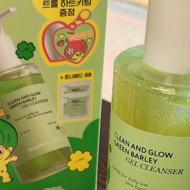 다율히히 on Instagram: "#광고 
🌿 비건이펙트 그린 청보리 LHA 젤 클렌저 205ml 사용 후기 ✨

요즘 피부에 뾰류지고 붉은끼 등 예민?해져서 클렌저를 바꿔봤어요.

🧴 첫인상
투명한 젤 제형에 살짝 은은한 초록빛이 감돌아요.
향은 상쾌한 자연 보리느낌  기분 좋게 세안할 수 있어요.

💦 사용감
저는 우선 물없이 얼굴 롤링 후 물세안 하였습니다. 거품도 살쩍나면서 깨끗하게 세정되는 느낌
세안 후 피부가 매끈해지고 윤기가 도는 느낌이에요. 

🌾 효과
2주 정도 사용했는데, 코 옆 모공과 피부결이 확실히 개선된 것 같아요.

기획세트로 너무 기요미 키링거울과 패드까지😍
민감한 피부에도 부담 없이 사용할 수 있는 클렌저를 찾으신다면 추천드려요.
피부결 개선과 모공 관리에 효과적이에요. 

#비건이펙트 #청보리클렌저 #LHA젤클렌저 #피부결개선 #모공관리 #비건스킨케어 #클렌징루틴 #스킨케어추천"