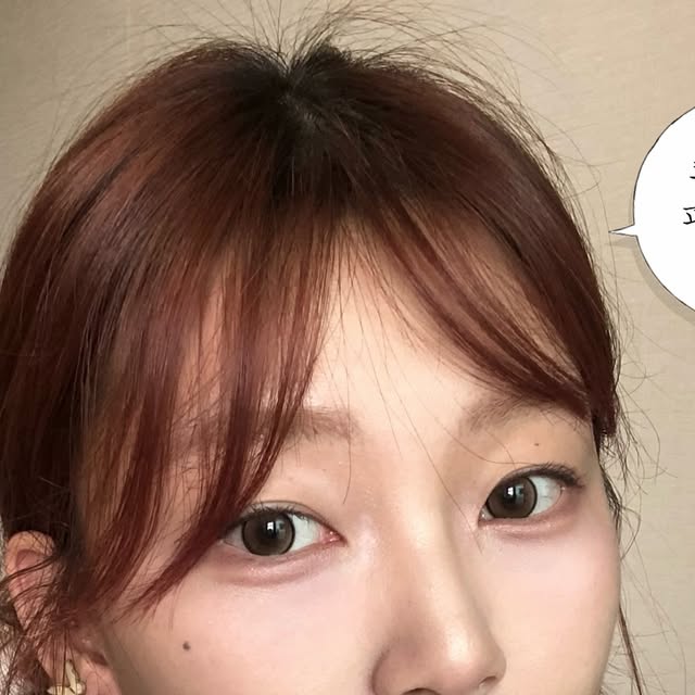 센히 SENHI on Instagram: "#광고 @2an_official 

너무 좋아서 친구들한테 내돈내산 선물하는 2aN
8월에 올영픽 추천템 + 내가 9월에도 계속 쓸 템

◡̈⋆* 롱 웨어링 파운데이션 21호
- 밝은 상아색의 얆게 밀착되는 파운데이션
- 커버력보다는 피부결 표현에 집중한 것 같음
- 바르고 나면 건조하지도 않고 묻어남 없어서
여름에 바르기 정말 좋은 다크닝 없는 파데

◡̈⋆* 컬러 플레이 듀얼 라이너
- 눈가 착색이 있는 편인데 착색 싹 커버되면서
똥손도 깔끔하게 트임 메이크업 가능하게 만들어줌
- 3호 사용했는데 적당히 명도 낮은 붉은 컬러가 굉장히 매력적

◡̈⋆* 퓨어 글래시 하이라이터
IV01 슈가베일
- 핑크빛 아이보리 컬러의 하이라이터
- 웜쿨 없이 다 잘 어울릴 것 같음

◡̈⋆* 듀얼 치크
- 두 컬러의 조합이 너무나도 아름답슨
- 여태 모아온 컬러가 모두 다른게 한눈에 보이는데
매일 다르게 쓰면 기분이 조크든요
- 볼에는 핑크텐션 사용했는데 역시나 아름답슨♡ 가장 고발색 블러셔

◡̈⋆* 베러 미 아이팔레트 16 버블캔디
- 하투하 멤버라면 이런 컬러 사용하겠지 싶은
맑고 채도 적당한 핑크 컬러 아이팔레트
- 살짝 웜한 코랄 핑크인데 전반적으로 뉴트럴톤이라
여름 쿨톤이라면 충분히 사용할 수 있을 듯

◡̈⋆* 글레이즈 바운싱 틴트 08 로즈 문
- 생장미를 곱게 빻아서 만든 것 같은 장미 컬러의 웜톤 틴트
- 눈이랑 블러셔가 다 퍼플에 가까운 차가운 쿨톤 컬러라 틴트 온도는 일부러 웜하게 갔는데 역시나 너무 예븜,, 뉴트럴에 가까운 장미 컬러라 뜨지 않고 존예입니다

˚₊‧꒰ა ₍ᐢ. ̫.ᐢ₎ ໒꒱ ‧₊˚

#올영픽 #올리브영추천템 #올영필수템 #러브버블컬렉션 #롱웨어링파운데이션미니 #컬러플레이듀얼라이너 #투에이엔 #2an #올영세일 #올영추천템 #올리브영틴트"
