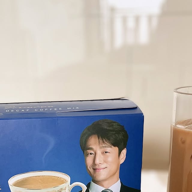 김그린 on Instagram: "#협찬 맥널티 스테비아 디카페인 커피믹스

지진희 커피로 유명한 맥널티!
스테비아 커피믹스를 마시던 중 디카페인은 없나하고 찾아보니 역시나! 맥널티에 디카페인 스테비아 커피믹스가 있었어요☕

스틱 당 카페인이 0.02mg으로 저녁에 달달한 커피가 마시고 싶을 때도 걱정 없이 마실 수 있어서 좋아요 :) 물과 카본 필터만 사용하여 맛과 향은 유지하고 카페인만 99% 제거했어요. 35kcal로 칼로리도 부담 없는 제품입니다🤎

#맥널티 #스테비아 #디카페인 #커피믹스 #디카페인커피 #믹스커피 #지진희 #지진희커피 #맥널티커피 #한국맥널티"