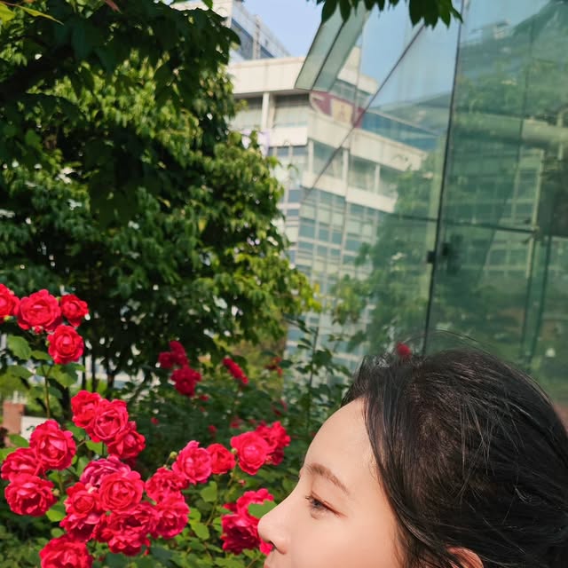 강남자취몽 / 자취일상 (25) on Instagram: "#광고 🎵 SMIRIA 무선 이어폰 🎶
@smiria2012

무선 이어폰 많이 써봤지만 이건 진짜 완성형이에요. 세련된 블랙 컬러에 깔끔한 마감까지, 케이스도 작고 가벼워서 휴대성 최고예요 🖤 케이스 여닫을 때 느낌도 부드럽고 튼튼해서 고급스러움이 느껴져요.

귀에 딱 맞는 착용감도 너무 만족스러워요! 러닝은 물론 골프 스윙할 때도 절대 안 빠지고, 장시간 착용해도 부담 없어요⛳ 운동 많이 하시는 분들한테도 강력 추천해요.

음질은 고음/저음 균형이 정말 좋아서 음악 몰입감이 다르고, 베이스도 탄탄하게 살아 있어요. 영상 볼 때 싱크도 딱 맞고, 통화할 때도 목소리 또렷하게 잘 전달돼요 🎵

배터리도 오래가요! 이어폰만 써도 몇 시간은 너끈하고, 케이스까지 있으면 하루 종일 사용해도 문제 없어요. C타입 충전에 무선 충전까지 돼서 충전도 간편하구요 

뚜껑만 열면 자동 페어링되고, 터치 조작도 반응 빠르고 직관적이에요. 노이즈 캔슬링 기능도 만족스러워서 카페나 지하철에서도 소리에만 집중할 수 있어요✨

운동, 출퇴근, 나들이용으로 다 잘 어울리는 이어폰이에요! 음질, 착용감, 편의성까지 빠지는 게 없어서 꼭 써보셨으면 해요 🎧

#SMIRIA이어폰#SMIRIA블루투스이어폰#이어폰추천#이어폰#무선이어폰#SMIRIA#블루투스이어폰"