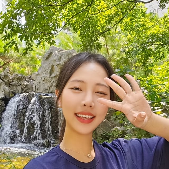 강남자취몽 / 자취일상 (24) on Instagram: "#협찬 👕 수피마 와이키키 반팔 티셔츠 👕
@d.adel_official

소설 일러스트 백프린팅이 너무 이쁜 티셔츠
친환경 원단으로 환경 친화적인데다, 보드랍고 쫀쫀한 소재라 여름에 입기 좋아요 😺

프리 사이즈지만 딱 이쁘게 떨어지는 세미 오버핏으로 데일리로 입기 너무 좋네요.

정가 36,000원인데 여름 세일 진행 중이라 19,800원으로 구매 가능해요 

지금이라구요❗️

#디아델 #디아델반팔 #디아델티셔츠 #디아델옷 #세미오버핏 #데이트룩 #여름반팔 #여름옷 #여행 #바다 #해변 #남자반팔 #남자반팔티 #남자반팔티셔츠 #남성반팔 #남성반팔티"