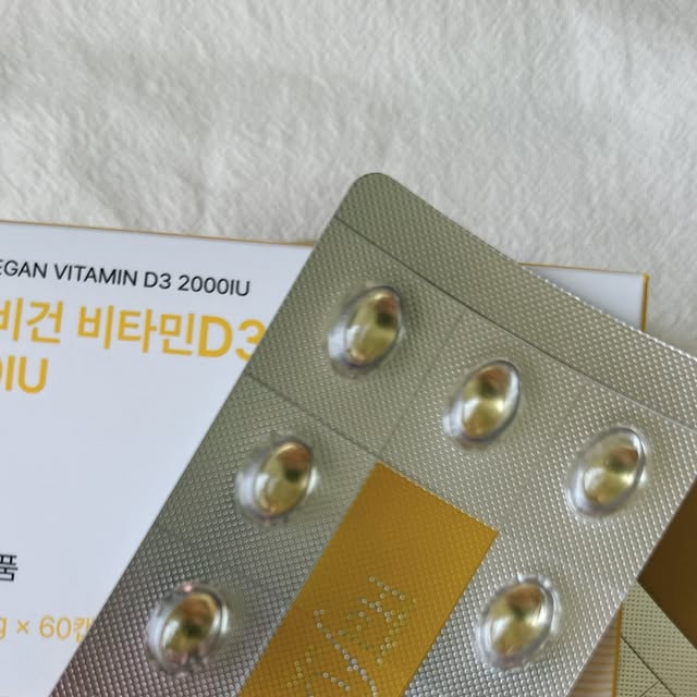 복승이🍑 on Instagram: "#광고 헬퓨 초소형 비타민D로 햇빛 못 본 날도 든든하게🌞

매일 회사에 있다보니 햇빛 쬘 일이 줄어서그런지 요즘 피곤함이 계속 쌓이더라고요.
그래서 요즘은 비타민D를 따로 챙기기로 했어요.
찾아보다가 비건 제품이라 더 믿음이 갔던
헬퓨 비건 비타민D3 2000IU를 골랐어요✨

캡슐이 엄청 작아서 물이랑 그냥 훅 넘겨지더라고요.
냄새도 거의 없고, 위에 부담도 없어서 편하답니다

택배 열었을 때 패키지도 깔끔해서 기분 좋았고,
하루 시작할 때 한 알 챙겨먹는 루틴이 생긴 느낌이에요.

비건 제품 찾고 있거나,
임신 준비 중이거나 뼈 건강 신경 쓰고 있다면 초소형으로 먹기 매일 챙겨먹기 너무 좋은 헬퓨 한알 비타민d ,챙겨보세요

#비타민D #비건비타민D #임산부비타민D #비타민D결핍 #비타민D수치 #비타민D2000IU #비타민디효능 #헬퓨 #제품협찬환영 #리뷰어 #솔직리뷰 #리뷰맞팔"