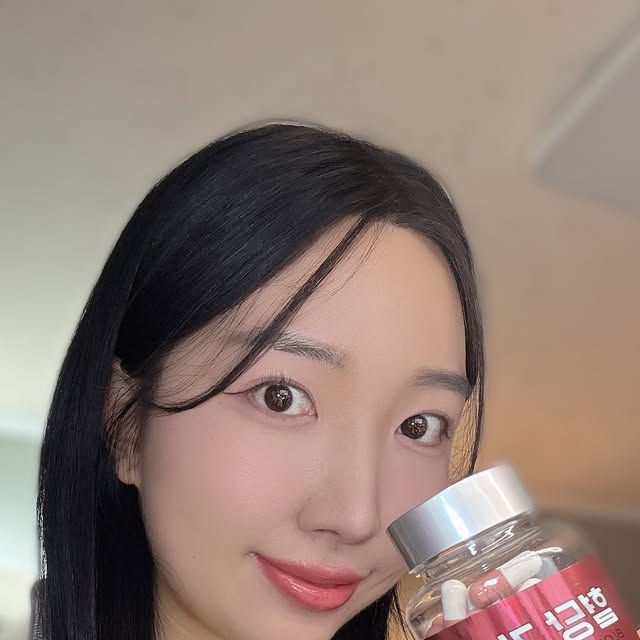 Seulgi | 모델 • 뷰티 on Instagram: "#협찬 혈당가드  @energyshop_official

다들 혈당 관리 어떻게 하시나요?
저는 워낙 단 음식, 특히 디저트 간식을 너무나도 사랑하거든요.
그러던 중 저는 아니지만, 실제로 가족 중에 갑자기 당뇨가 와서 쓰러져 큰일 날뻔한 적이 있었는데요.
그땐 정말 모든 가족이 비상이었어요. 😭😱
그래서 미리미리 혈당을 관리해 보자는 생각으로 혈당 케어 보조제인,
[에너지샵] 혈당 가드를 구매해 봤습니다.

혈당 가드 ?
식후 혈당 상승 억제에 도움을 줄 수 있는, 혈당 지킴이.
바나바잎 추출물과 코로솔산, 크롬 등을 담아낸,
식약처로부터 기능성을 인증받은 건강기능식품.
(※ 당뇨 질환 및 혈당 약을 복용하고 있는 경우, 전문의와 상담 후 섭취.)

혈당 가드 추천
​
식후 혈당 상승 억제에 도움을 받고 싶은 분
잦은 야식과 탄수화물 섭취가 많은 분
달달한 디저트를 절제하거나 끊기 어려운 분
복합기능성 제품을 찾는 분

[에너지샵] 혈당 가드는 식후 혈당 상승 억제에 도움을 준다고 합니다.
식후 혈당 상승을 억제하는 바나바잎 추출물이 들어 있는데,
바나바잎 추출물은 부처꽃과에 속하는 낙엽성 열대성 식물로,
잎에 코로솔산(Corosolic acid)이 다량 함유되어 있어 혈당 케어에 도움을 줄 수 있으며,
아연과 마그네슘, 펙틴 등도 함께 들어 있다고 합니다.

혈당 가드의 두 번째 가능성 원료인 크롬도 함유되어 있습니다.
크롬은 체내에서 탄수화물 지방, 단백질 대사를 보조하여 식약처에서 그 기능성을 인정받은 원료로,
신진대사의 개선과 영양소의 저장을 지원하여 혈당 조절 및 체내 대사에 도움을 줄 수 있습니다.

기능성 원료인 바나바잎 추출물, 크롬 외에도, 시너지를 올려줄 올인원 조합이 들어 있습니다.
여주 분말, 돼지감자 분말, 대두추출 분말, 야채 혼합 농축 분말, 난소화성 말토덱스트린,
비타민 B군 (B1, B2, B6, B12), 비타민 C군 등 건강을 생각한 부원료가 함께 들어간, 건강기능식품입니다.

식후 30분 이내에
2알씩 하루 2번 물과 함께 섭취해 주면 됩니다.

식후나 야식을 먹고 당이 올라갈까 걱정되신다면, 관리해야죠 !
평소 혈당 높으신 분들은 선택이 아닌 필수인 것 같아요.
​
혈당 조절이 왜 필요하냐면, 👋👋
정상 보다 높은 혈당이 지속되면, 혈액을 통해 운반되는 많은 조절 물질의 작용을 방해하거나, 적혈구(산소운반)와 백혈구(혈관청소)의 기능이 떨어지거나, 신장에 부담을 줄 수 있다고 해요.
그래서 정상적인 기능을 유지하기 위해서는 반드시 혈당이 정상 수준으로 유지되어야 한다는 거죠. 🤜🤛
​
당뇨는 소리 없이 위험으로 온다고 하잖아요. 🚥
당뇨는 상태가 악화될 때까지 특별한 증상 없이 진행된다는 점에서 더욱 무서운 질병입니다.
저는 실제로 이런 일이 있어서 더 와닿아서 소름이었어요. 😱😰
​
대부분 사람들이 자신도 모르게 공복 혈당장애 경험하고 있고,
매년 증가하는 당뇨병 환자의 수도 늘어나고 있다고 하니
미리 혈당을 관리하는 게 나를 위한 길인 것 같습니다. ​
​
혈당 관리, 미리 시작해 보세요. ❤️

#혈당가드#혈당케어#에너지샵#바나바잎추출물#크롬#식후혈당상승억제#식약처인정기능성#복합기능성#여주분말#돼지감자분말#혈당건강#혈당상승억제"