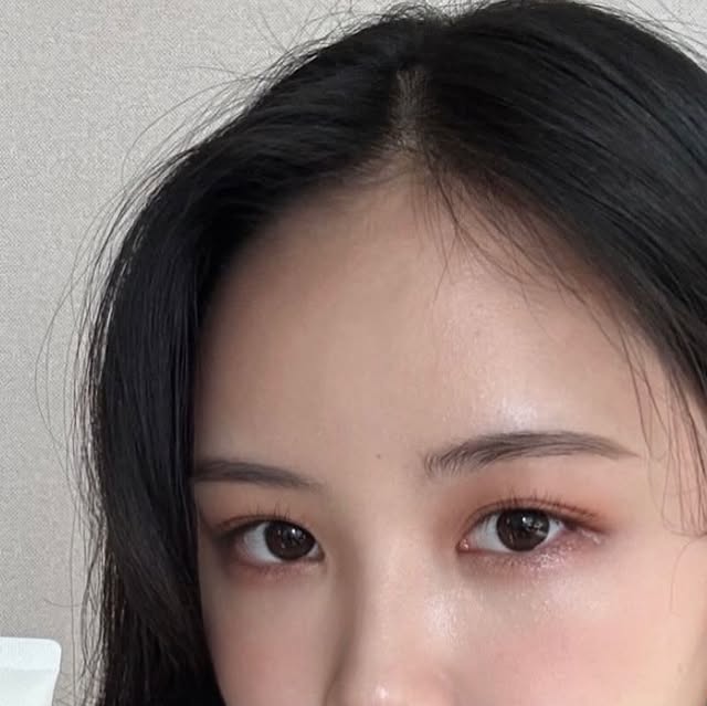 정현 on Instagram: "#광고 @aestura.official 에스트라 더마UV365 비타C 광채수분 선크림 데일리 필수템 선크림🧴 원래도 에스트라 크림 바르고 있어서 믿고보는 브랜드인데 선크림까지 에스트라로