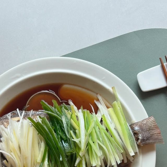 히리네식탁 || 홈브런치 •건강식단 •집밥 on Instagram: "#협찬 #히리넥식탁 베스트수산에서 보내주신 반건조 참돔으로 뭐해먹을까 하다가 참돔찜 해먹었어요☺️ 크기기 엄청 커서 냄비에