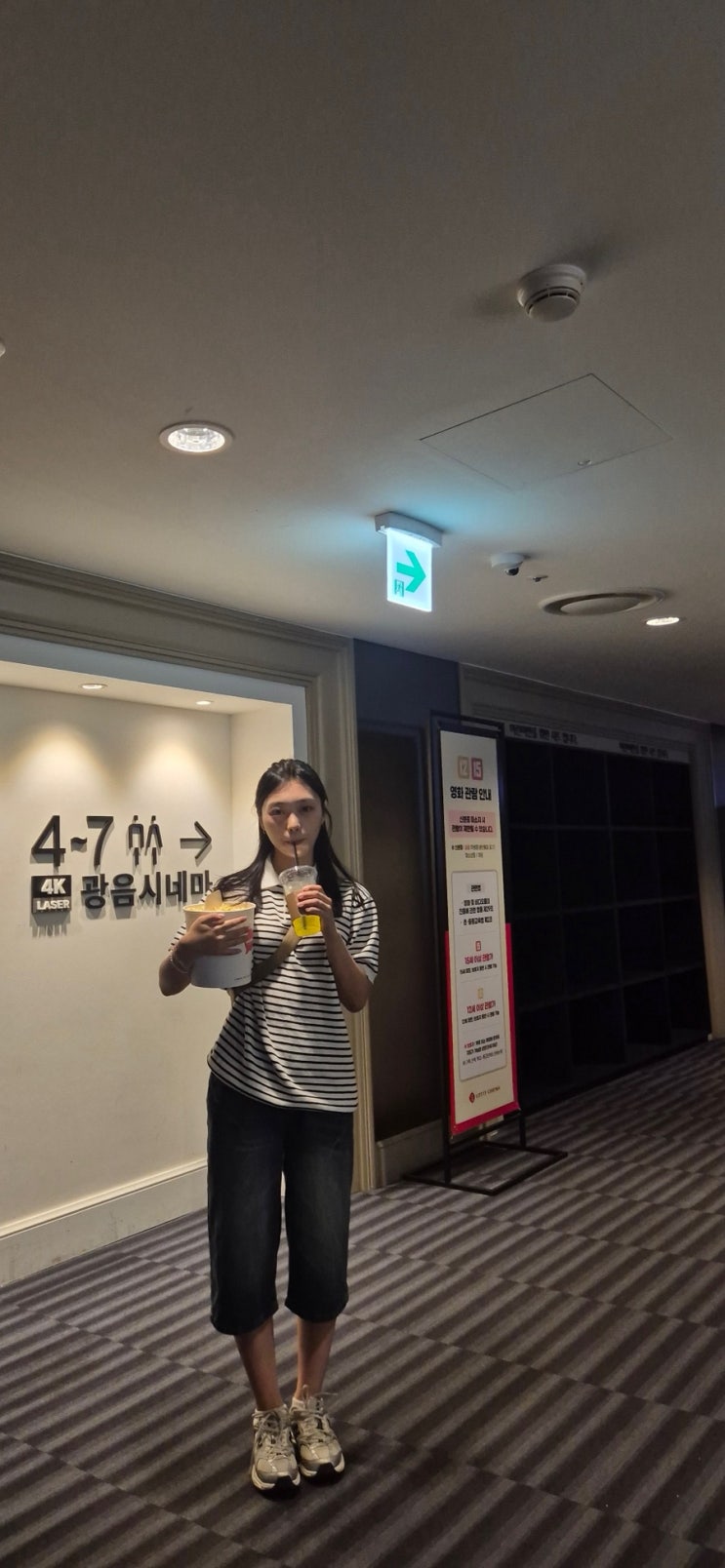 무신사 여름 반팔 니트 추천 ! 아이러니포르노화이트라인- 컬러 스프라이트 반팔 착샷