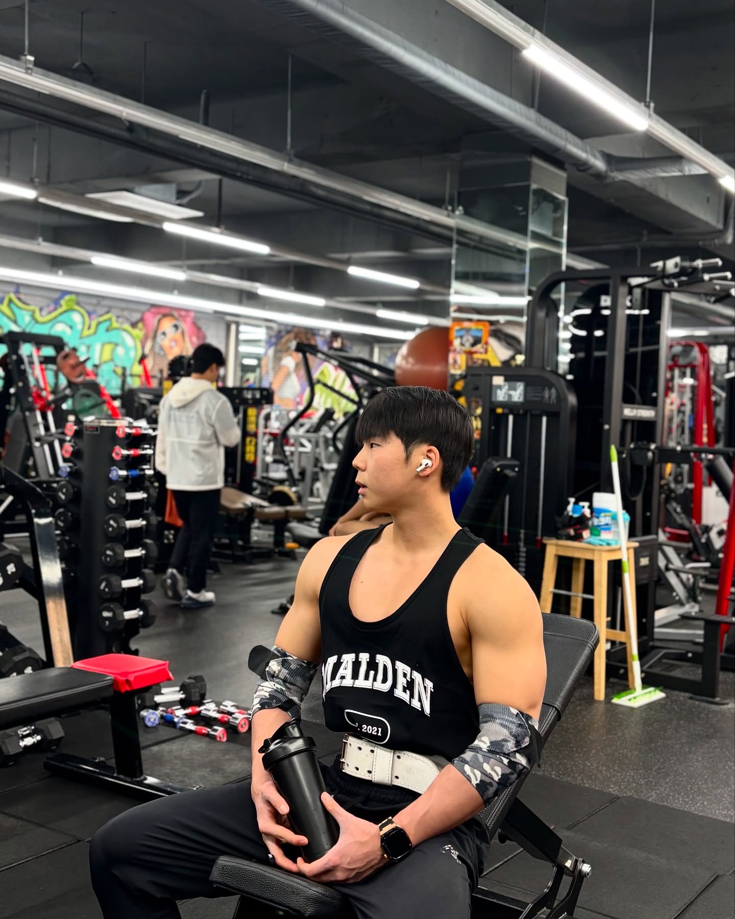 #협찬 
크리스마스도 끝났으니까 슬슬..🤔

2024년도 이제 하루 남았는데
2025년 여러분들 신년 목표를 알려주세요‼️
.
.
 #짐웨어 
🎽 MALDEN - 프로 아치 슬리브 black
.
.
#몰든 
malden_official 

#스포츠모델 #트레이너 #운동복 #가슴운동