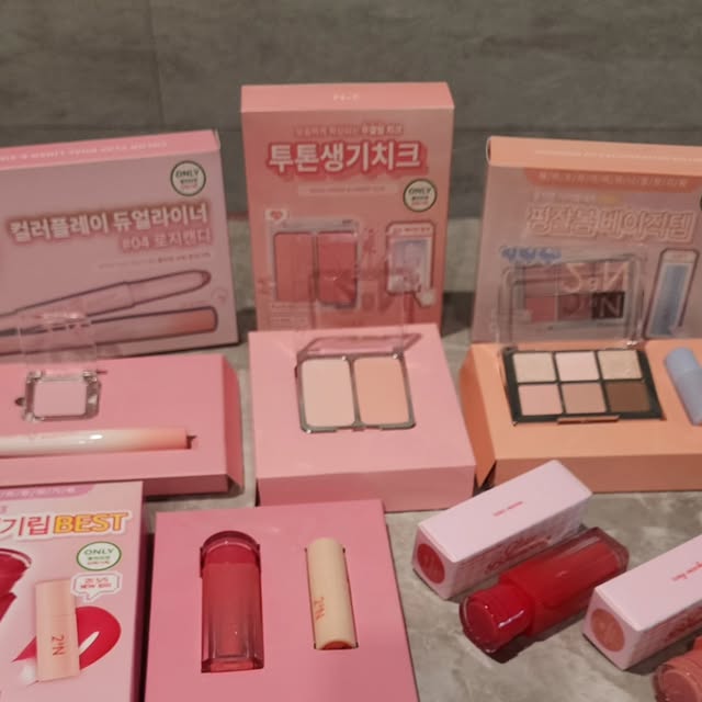 @o._.yess on Instagram: "#광고 투에이엔으로 메이크업 끝🍑
플럼핑 효과와 레이어드 가능한 글레이즈 바운싱 틴트😘
미세한 파우더로 모공, 요철까지 보송하게 듀얼치크😊
글리터, 쉬머, 매트펄 조합으로 이루어진 베러미 아이팔레트😃
애교살과 음영을 위한 부드러운 롱래스팅 컬러 플레이 듀얼라이너🤩
보송하게 인간 복숭아 롱 웨어링 파운데이션🍑
❤️
#올영픽#올리브영추천템#올영필수템#러브버블컬렉션#롱웨어링파운데이션미니#컬러플레이듀얼라이너"