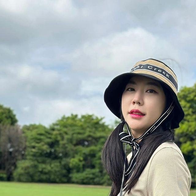 LEE SOOJUNG on Instagram: "#광고 x @healcreekgolf 
오늘 날 영화속 하이디로 만들어준 힐크릭!👒
촤르르 떨어지는 치마로 스윙할때 너무 예쁘더라구요
근대 이 치마에 주머니까지 있으니 어찌나 편하던지♥️
모자만 벗고 근처 카페에서 브런치도 했는대 모자 하나 벗었다고 또 예쁜 일상룩 같더라구요👍🏻
소재도 좋고 예쁘기까지 한 힐크릭은 골프로 많은 힐링하는 우리들을 위한 최적의 골프웨어랍니다🫶🏻

#힐크릭 #힐크릭골프웨어 #healcreek #24ss #김효주골프웨어 #골프웨어브랜드 #여성골프웨어 #골프웨어추천 #봄골프웨어 #골프모자 #30대골프웨어 #명랑골프 #봄라운딩"