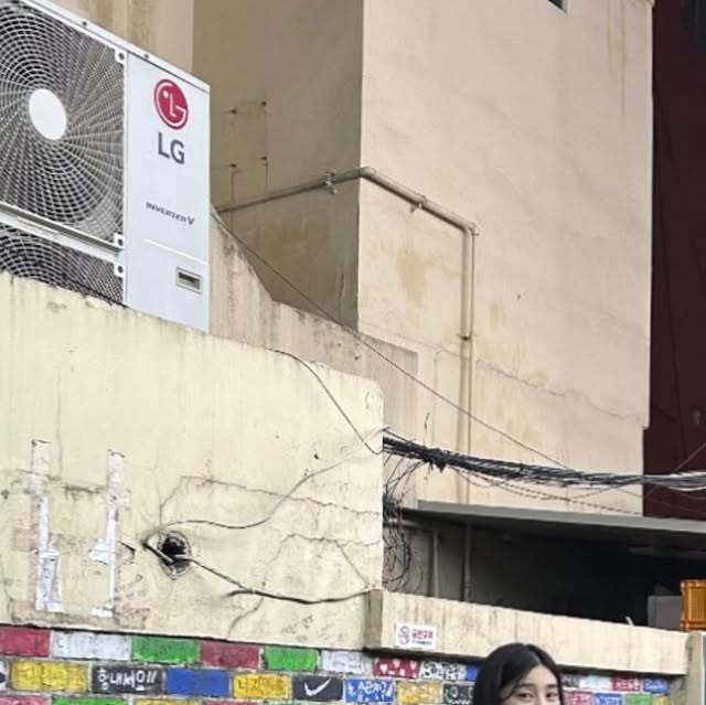 히 on Instagram: "#광고 아이러니포르노화이트라인 스웨이드자켓 와ㅏㅏㅏㅏ 요새 날씨가 좀 풀린듯해서 스웨이드 자켓 입어봤눈데! 밥 먹구 나오자마자 이 날씨 실환가요….??😮😮😂😂 그