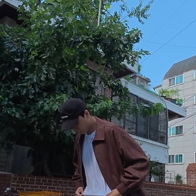 @nnleejaejunnn on Instagram: "오랜만에 레전드 자켓을 가져왔습니다.

빈티지한 무드의 브라운 스웨이드 자켓입니다🤍

87-STAN009 [리뉴얼] 스탠다드 블루종 스웨이드 자켓 다크브라운

어떤 옷에나 툭 걸치기만 해도 스타일리시해지는 만능 아이템!
특히 부드러운 터치감에 넉넉한 오버핏으로 정말 편안하게 입을 수 있고, 2WAY 지퍼 덕분에 다양한 스타일링도 가능!

소매와 밑단은 밴딩 처리되어 있어 안정적으로 핏을 잡아줍니다.

무엇보다 이런 퀄에 갓성비 가격🤍

#광고 #스탠다드에러  #STANDARDERROR #남여공용자켓  #자켓 #데일리룩 #가을데일리룩 #자켓추천  #간절기아우터 #레더자켓 #스웨이드자켓 #jacket #パンツ  #outer"