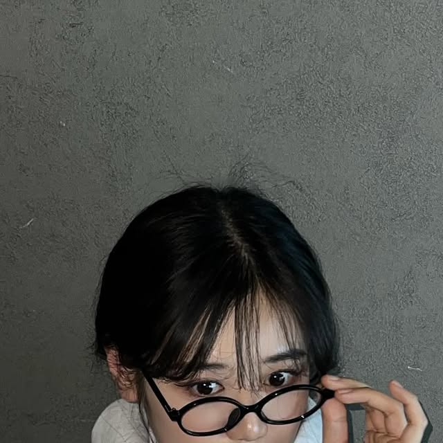 ✨ on Instagram: "제품명 : SOHPIA BLACK
룩의 포인트가 되는 둥근 쉐입의 뿔테안경👓
고급스러운 패키징과 케이스 디자인으로 구성되어 선물용으로도 제격✨"