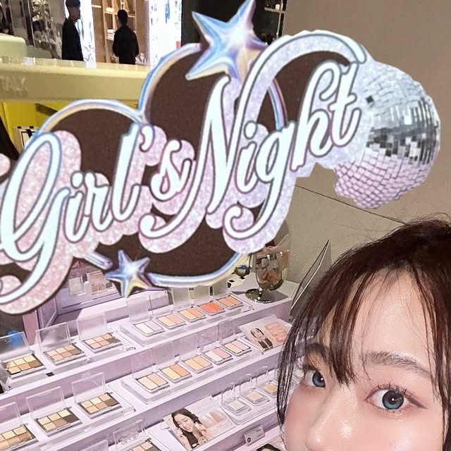 영아 on Instagram: "#광고 
.
따끈따끈한 더현대 @2an_official 팝업! 💗✨
얼마전에 런칭한 홀리데이 감성 가득한 <걸스나잇 컬렉션> 구경 갔다왔아요💖🪩 반짝반짝한 연말 감성 가득! ‼️ 
.
이번 팝업에서는 최대 40%까지 세일 하는데 안살수가 없잖아요!! 😝 이번컬렉션 구매한 모든 분들에게 담는만큼! 가져갈수있는 스쿱 이벤트 까지!! (본품으로 가득하더라구요!!🥹🤍) 
.
❗️10만원 이상 구매자에게 따끈따끈한 신상인 걸스나잇 컬렉션부터 오션글로우, 무드 체인저 ”시딩키트“ 선착순 증정 
.
크리스마스 느낌 가득한 더현대에서 예쁨가득한 투에이엔 팝업 즐기자구요!💕💝
.
.
‼️12/5 ~ 12/12 진행중🧚
.
📍더현대 비클린 팝업, 투에이엔 B2F 
.
.
.
#광고#투에이엔#2an#투에이엔팝업#걸스나잇컬렉션#듀얼치크#베러미아이팔레트#퓨어글래시하이라이터#더현대#더현대서울#더현대팝업#더현대비클린팝업#비클린팝업#팝업추천#팝업스토어#연말데이트 #협찬 #모델 #협찬모델"