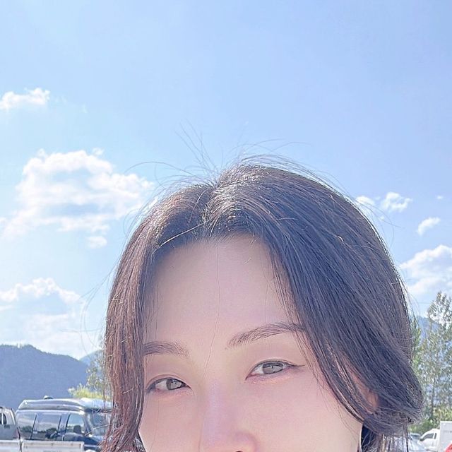 신영은 on Instagram: "역시 귀여운건 건강에 이로와🐰💖 #광고 #제품제공 
@mcnulty_official @kimtokki_studio 

안녕하세요 배우 영은입니다:)
이번엔 너무 귀여운 ꪔ̤̫ 김토끼ꪔ̤̫ 와 카페맥널티가 콜라보해 탄생한
곤약젤리 복숭아맛을 제공해주셔서 감사히 먹어보았는데요!!!

아니 이렇게 맛있는게 제로슈가에 8칼로리밖에 안된다구요??😳
요즘 입 터져서 삼시세끼 다 먹으며 다이어트 해놨던거 원상복구된지
오래였는데, 오후에 이거 먹구 이틀째 저녁 안먹었습니다🥹👍🏻
달달하니 복숭아맛 비타민 음료 맛인데 포만감 장난 아니더라구요~

또, 부피가 크거나 먹기 번거로우면 촬영장에 챙겨갈 생각은 절대
못하는데, 촬영장에 챙겨가서 먹을 정도였으니 #감동 🥹🫶🏻

저는 전에도 다이어트 젤리들을 여러 종류 먹어 봤지만, 단 맛이 좀..
인위적이거나 너무 달아서 다른 디저트도 당기는 맛이었다면
맥널티X김토끼 복숭아맛 곤약젤리는 요즘 트렌드에 맞는 제로
음료들처럼 처음 딱 먹으면 뭔가 더 달아도 될 것 같은 단맛인데?
먹다보면 ‘아~딱 좋다!’하실 정도의 적당한 단맛이라 더 좋았어요!!

그러니 다이어터나 유지어터 예삐들! 건강한 간식 찾고 계시거나,
입터짐 방지용으로도, 비타민 보충용으로 좋은 제품 찾고 계시다면
작은 가방에도 쏙 들어가는 한 팩으로 10종 비타민 100% 채워줄 수
있는 맥널티X김토끼 곤약젤리 한팩 챙겨다니는거 어떠실까요?🐰💖

#맥널티 #맥널티커피 #카페맥널티 #김토끼 #다이어트젤리 #다이어트 #복숭아젤리 #비타민 #건강한간식 #곤약젤리 #foryou #fyp"