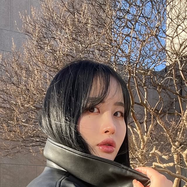 @ab_out_yeb_in on Instagram: "#협찬 @vivabrown_official 
-
[비바브라운] 카라 벌룬 투웨이 크롭 레더 숏패딩 블랙

이런 느낌 간만

여유로운 실루엣의 카라넥 레더 패딩, 소매&밑단 밴딩으로 안정된 핏
측면 팔 디테일 너무 이쁘지않나요?
오늘 바람 짱 심하게 부는데 챙겨입길 잘했다,,!

#비바브라운#VIVABROWN #남여공용패딩 #패딩 #패딩점퍼 #레더패딩 #오버핏 #헤비아우터 #아우터 #레더 #데일리룩 #패당추천  #Padding #데일리룩 #예술의전당 #한가람미술관 #셀카 #좋반 #ootd #dailylook #selfie #seoul"