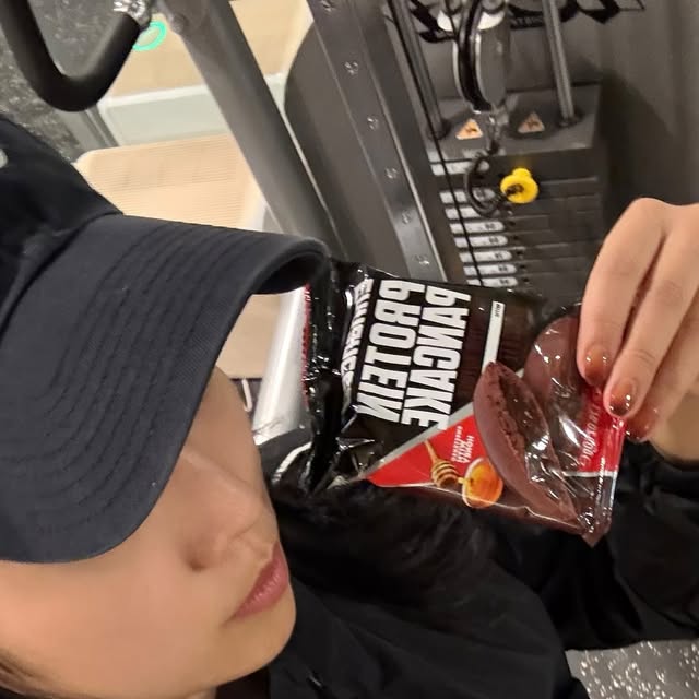 ISFP 은영 on Instagram: "#광고 등산,헬스,사무실 간식으로 챙겨먹는 프로틴 팬케이크 더블초코맛…🍫🍩💝 원래 빵순이라 프로틴 머핀이나 케이크 만들어서 먹는 편인데 이건 완제품이라서