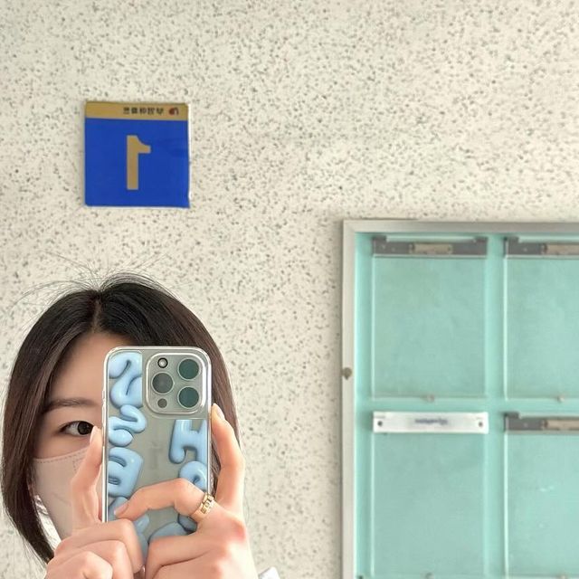 서유경 on Instagram: "아이폰은 블루징

해피니스 블루 ◡̈ ༘ #광고*
.
.
.
.
.
.
.

•┈┈┈•┈┈┈•┈┈┈•┈┈┈•┈┈┈•┈┈┈•┈┈┈

 단단한 폴리카보네이트 소재로 일반 젤리케이스보다 변색 및 변형에 있어서는 강하다고 합니당 ୧⃛(๑⃙⃘◡̈๑⃙⃘)୨⃛ 🩵

•┈┈┈•┈┈┈•┈┈┈•┈┈┈•┈┈┈•┈┈┈•┈┈┈
.
.
.
#likemake #라이크메이크 #아이폰케이스 #휴대폰케이스"
