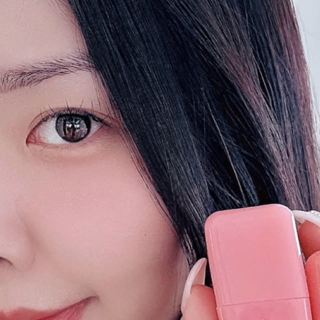 뷰티나는 수찌 💄 on Instagram: "#광고 치크 맛집 투에이엔 스틱형 블러셔 등장! 🎀 구~름처럼 가볍고 보들보들한 #포켓코튼블러링스틱 ✨ 톡! 톡! 간편하게 바르면 아이, 치크, 립까지 멀티 OK!