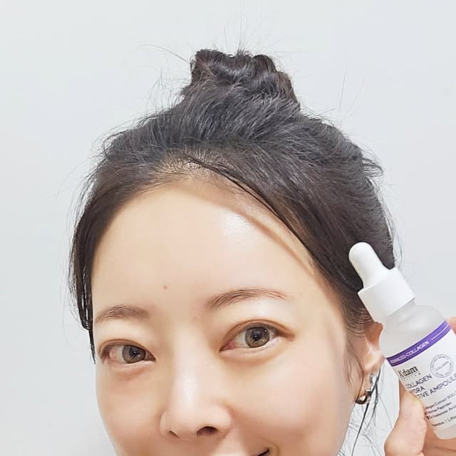 김유리 on Instagram: "#협찬 
나이를 먹으니 넓어지고있는 모공!!
눈에 너무나도 잘보이기 시작해서 기초케어에
이제는 #리프팅앰플 + 재생 뿐만아니라 

#모공축소 관리용으로 사용하고있는 
#아담공방 #탄력앰플 

[콜라겐 하이드라 액티브 앰플]

모공을 탄력있게 쪼여주는 포어타이트닝 앰플인데 
300Da 저분자 콜라겐까지 함유되어있어 
#모공앰플 이지만 #콜라겐앰플 로도 손색없어요 

겉/속탄력 110.3%개선
팔자주름 131.3% 개선
볼리프팅 146.3% 개선 
모공탄력 132.3% 개선 
위 5가지 임상을 완료한 제품이라 더욱 열심히 사용중이에요 

모공케어제품들은 바르고나서 건조할 때가 많은데 
속은 촉촉하면서 끈적임없이 마무리되고 
콜라겐 + 펩타이드 + 히알루론산이 함유되어있어서 
수분 + 탄력 + 모공케어를 한개로 할 수 있으니 

남여구별없이 사용하기에 부담없는 앰플이에요 
저는 #화잘먹앰플 로 요즘 모공케어가 시급한쪽을 
필수로 발라주고있는데요 

바르고나서 메이크업하면 촉촉하게 잘먹고 
밀림이나 답답+건조함이 1도 없어서 
아주 만족스럽게 사용하고있답니다 .

#바르는콜라겐 이나 #동안앰플 을 찾고계신다면
가볍게 마무리갑 좋게 ~!
여름에도 산뜻한 #아담공방앰플 

@beautyadam_official

#앰플추천  #저분자콜라겐 #히알루론산앰플 #수분세럼 
#피부관리 #30대피부관리 #일상"