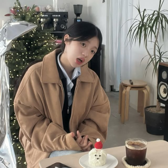별하나 ✨ on Instagram: "사진 찍는데 5분이지만 앨범에 남는 사진 500장인 이유 #제품제공 아이러니포르노화이트라인_ IRO097 크루얼티프리 알파 스웨이드 자켓 • 카라넥으로 클래식한 무드 •