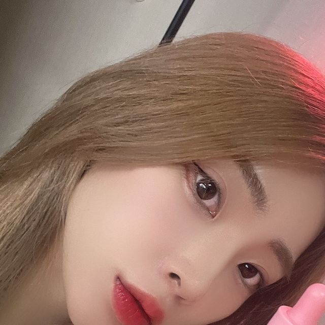 민͙디͙ on Instagram: "#광고 트러블흔적에 스트레스 받는분들 손 !! 피부색소침착이나 붉은기, 기미 잡티 등으로 스트레스 받는 1인입니다 에이프릴스킨 핑크알로에 뮤신 흔적세럼이 트